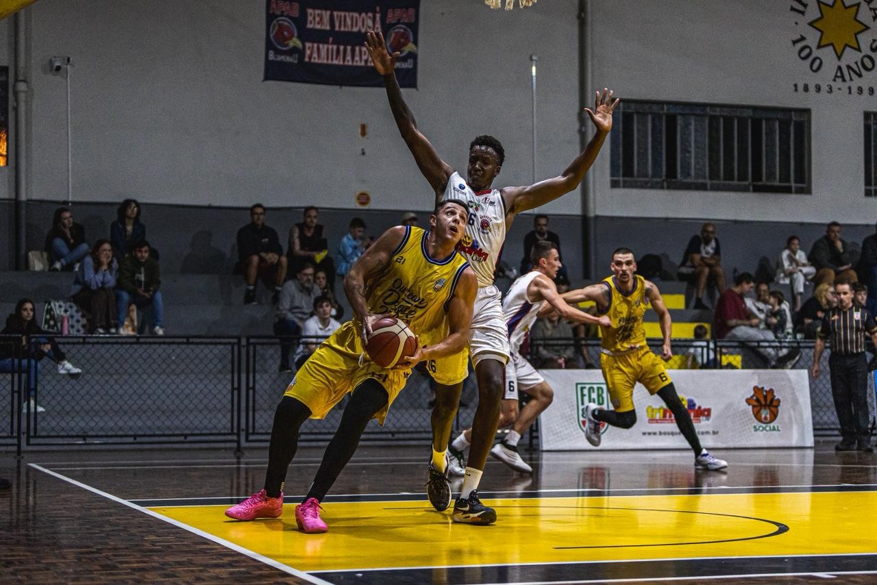 Blumenau vence Joinville em jogo emocionante pelo Catarinense de Basquete Blumenau vence Joinville em jogo emocionante pelo Catarinense de Basquete